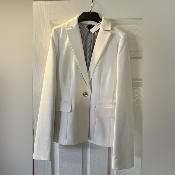 White Tailored Blazer with Notched Lapels and Fitted Silhouette - size 2T - Picture 6 of 6